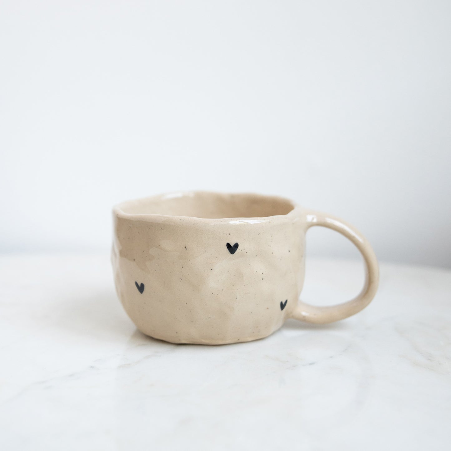 Pinch mok zwarte hartjes
