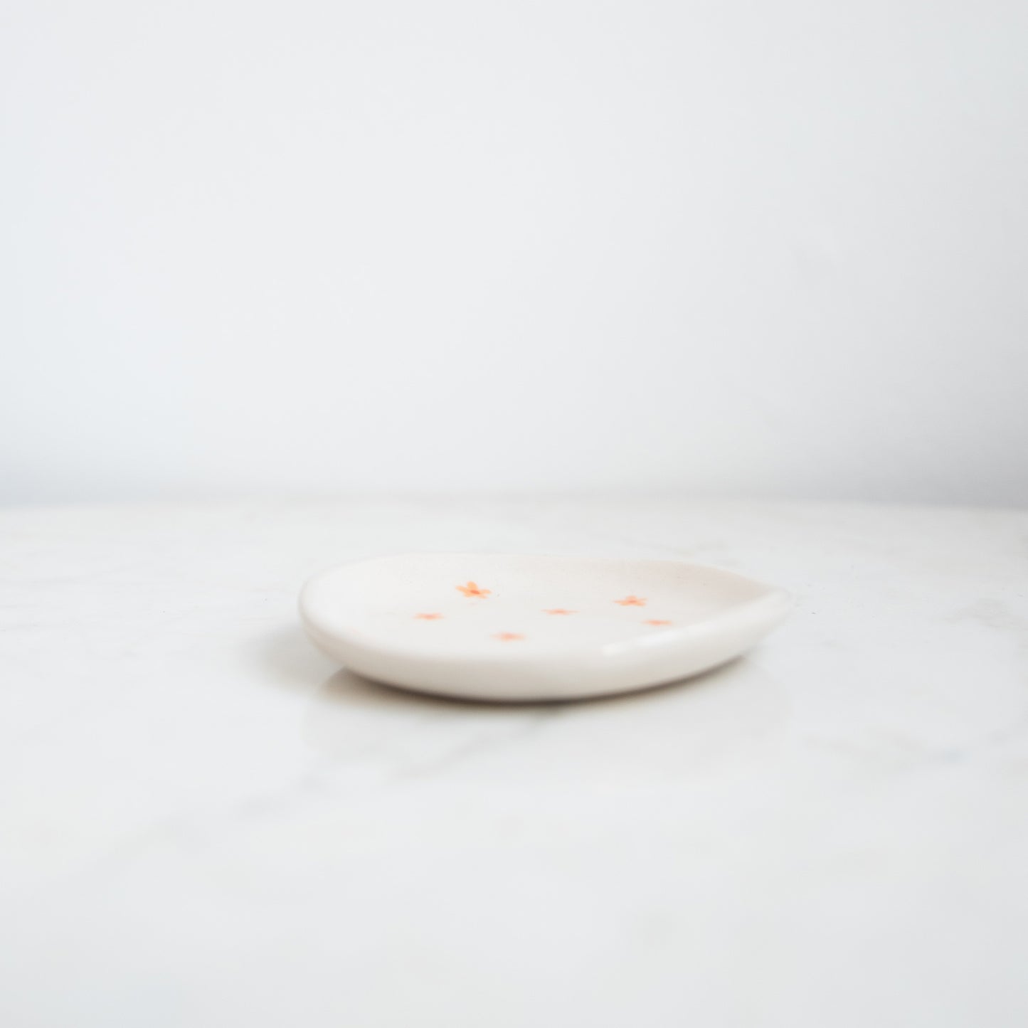 Schaaltje met oranje bloemetjes
