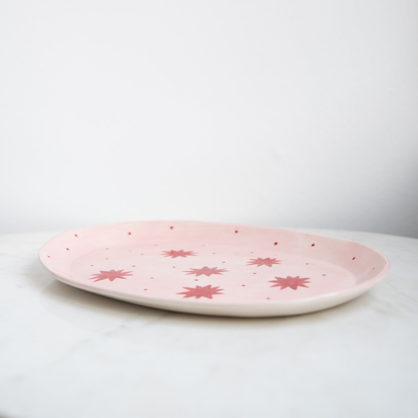 Roze schaal met rode sterren
