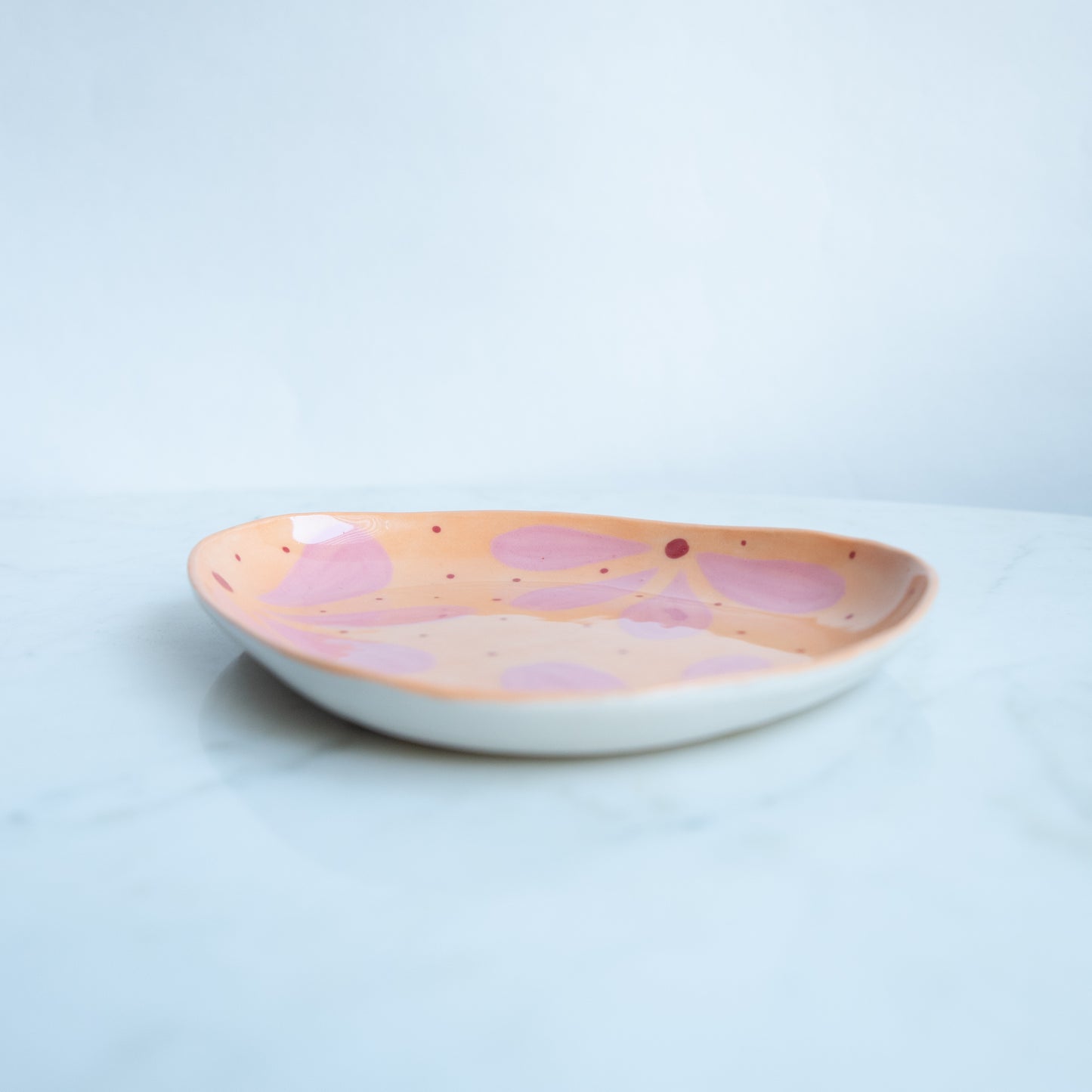 Schaaltje oranje met roze bloemen