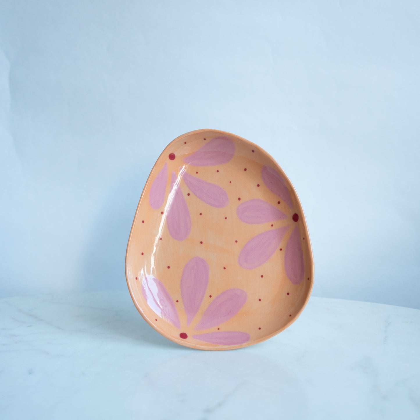 Schaaltje oranje met roze bloemen