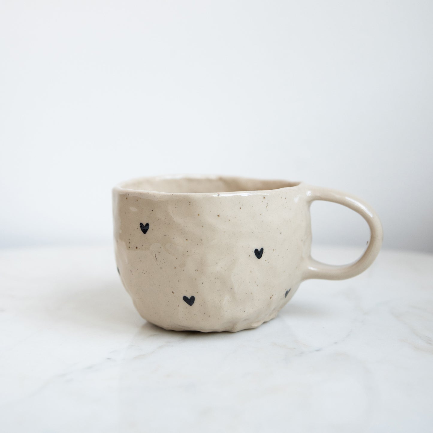 Pinch mok zwarte hartjes