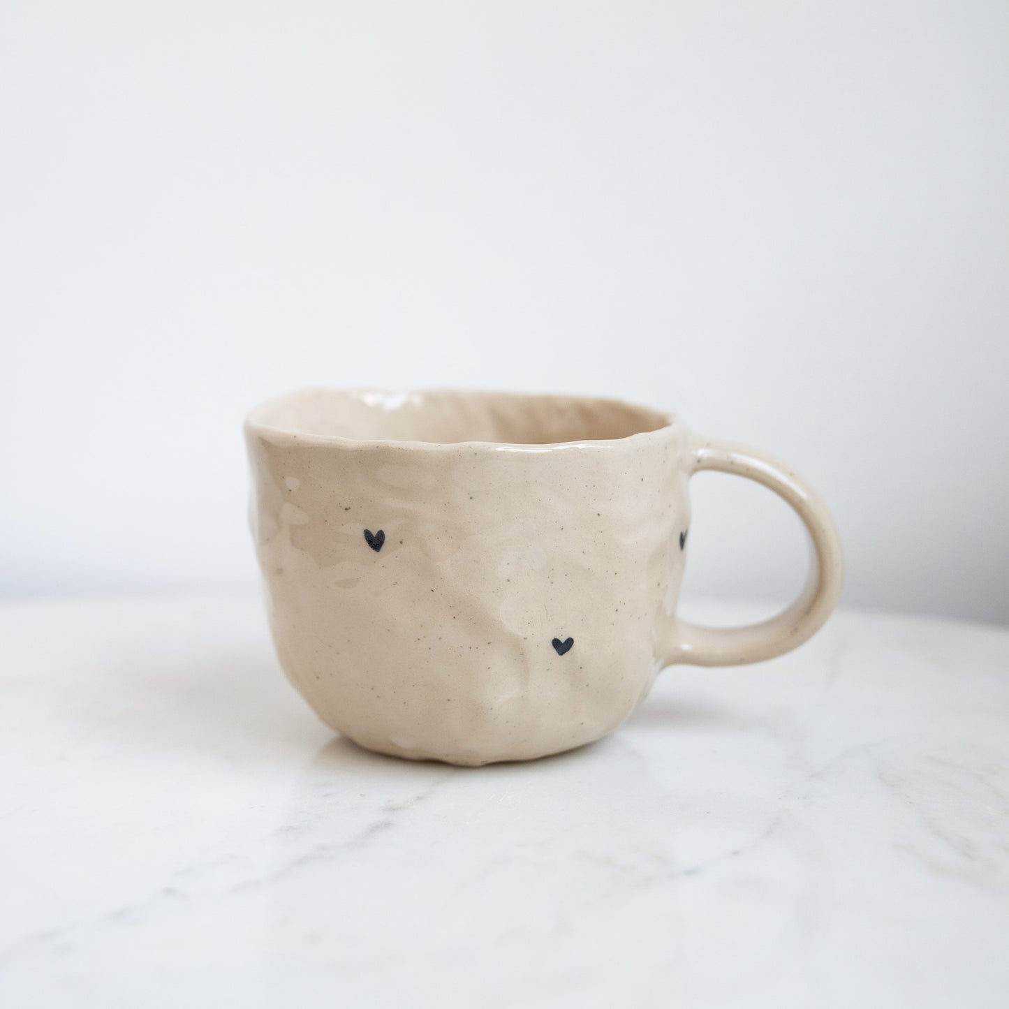 Pinch mok zwarte hartjes