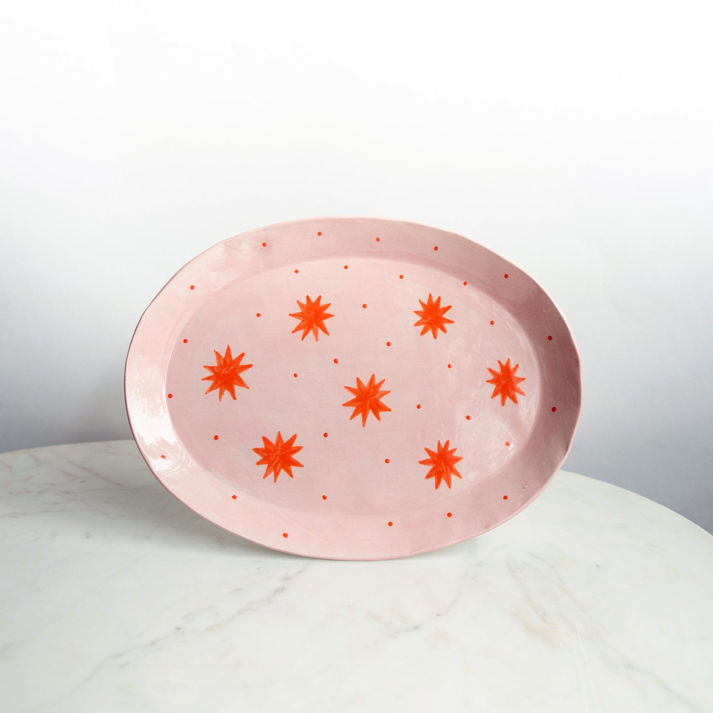 Roze schaal met oranje sterren