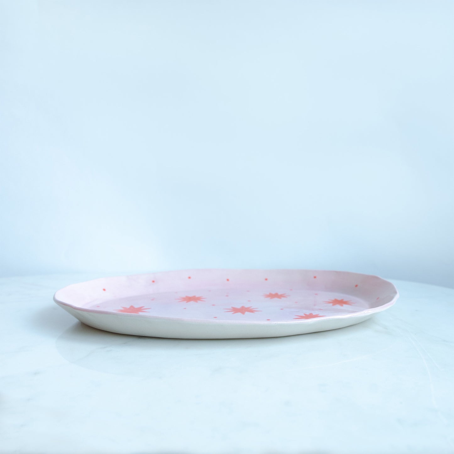 Roze schaal met oranje sterren