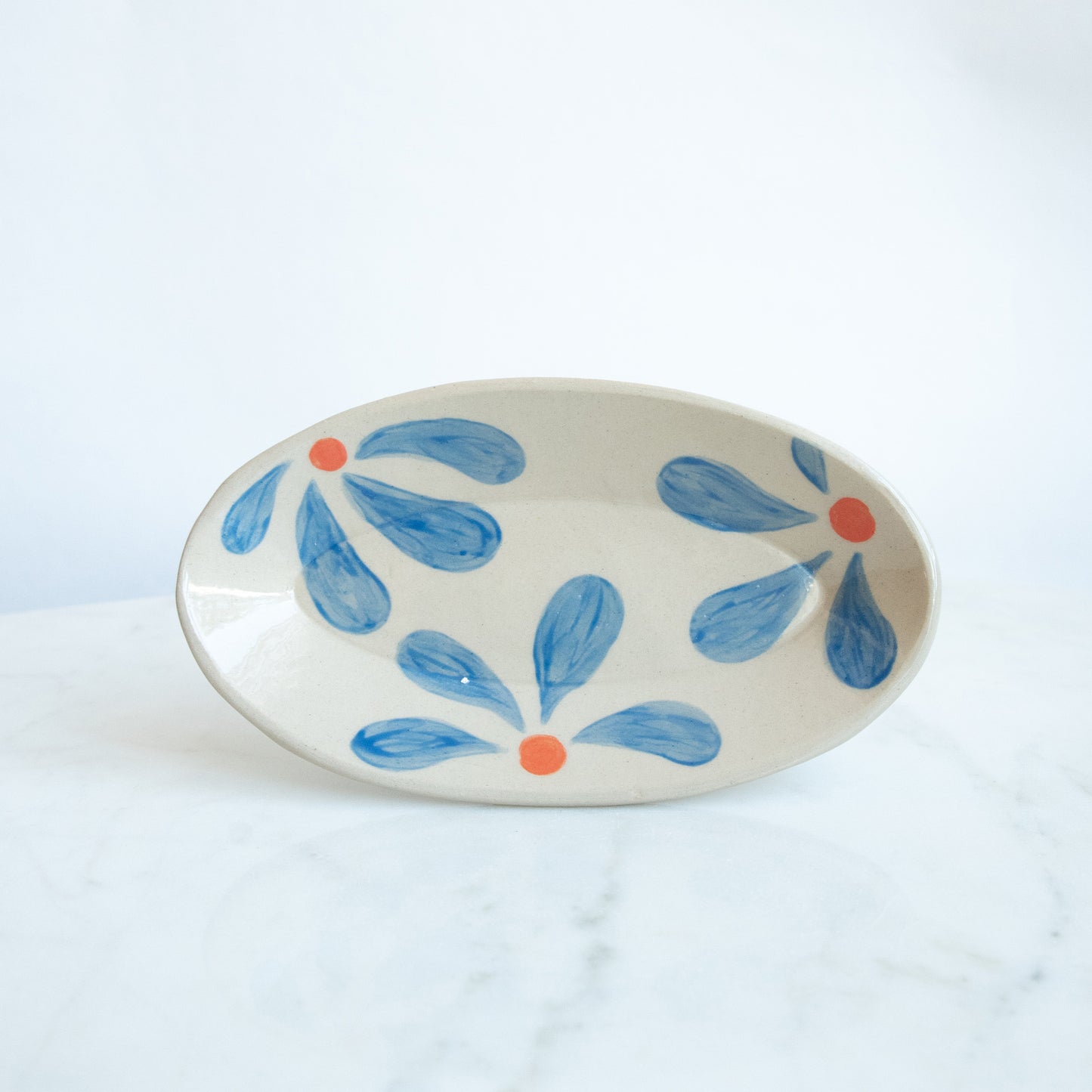 Schaaltje blauwe bloemen