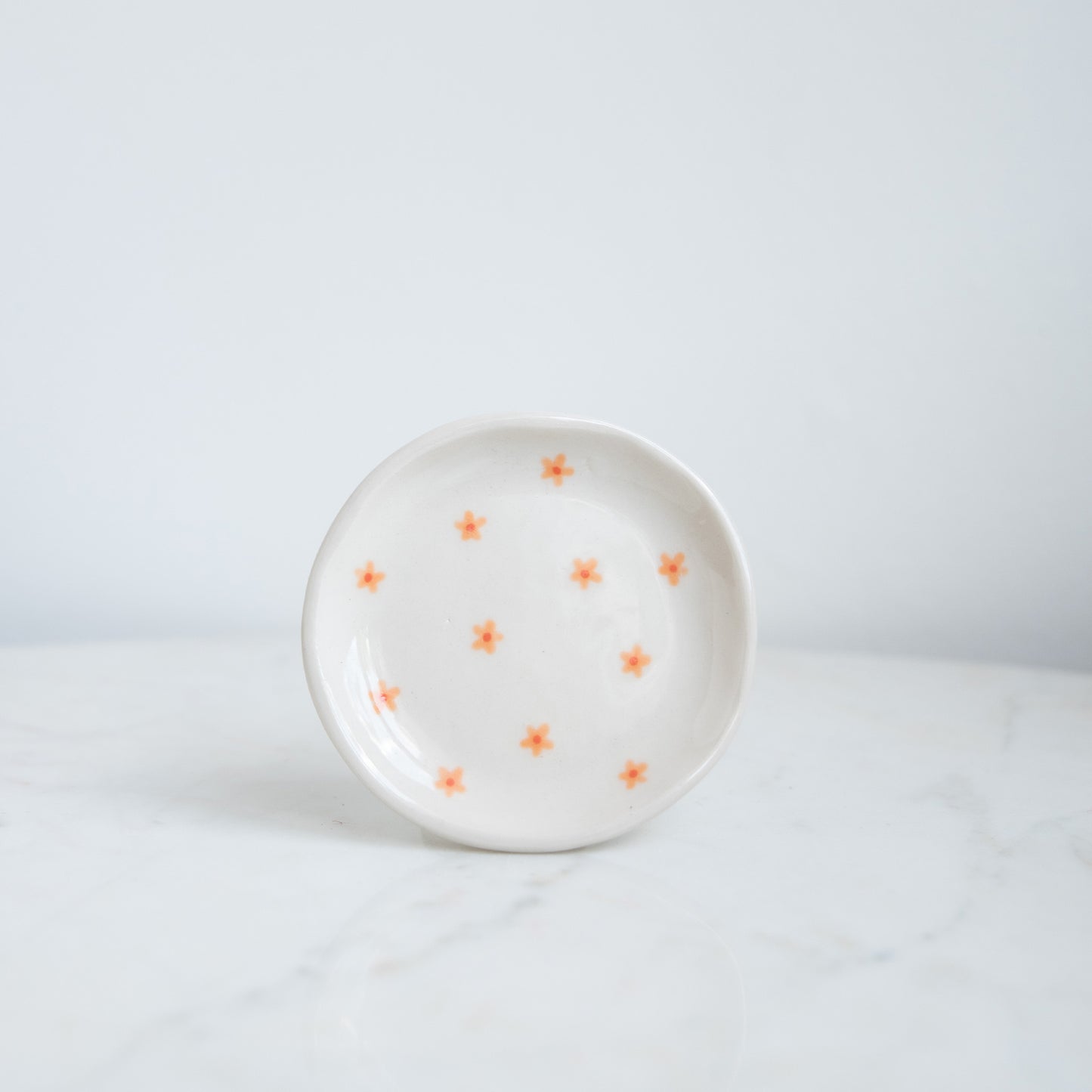 Schaaltje met oranje bloemetjes